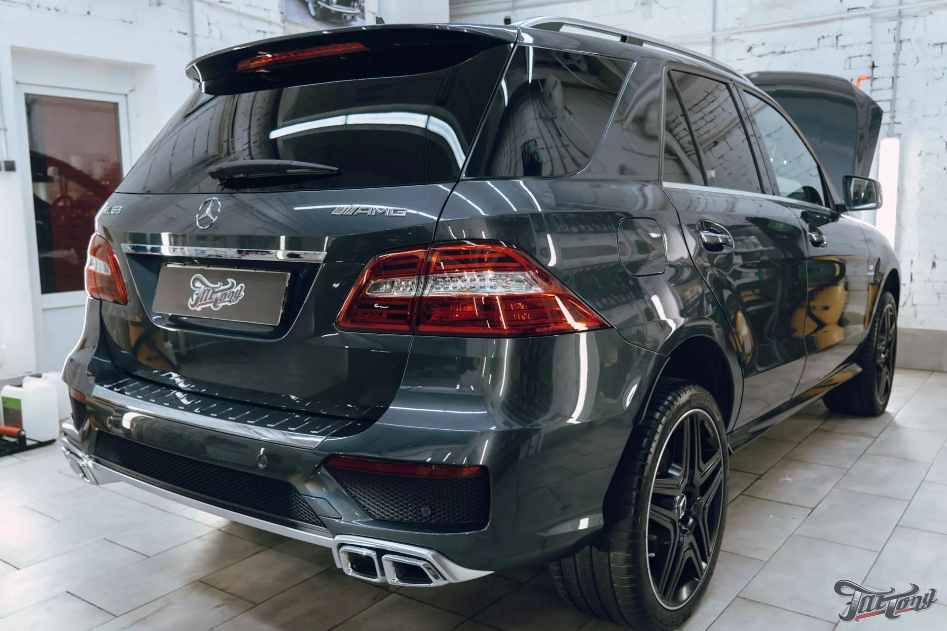 Mercedes ML 63 AMG. Полировка кузова+керамика. Антидождь. Мойка подкапотного пространства. Уборка салона. Выставление зазоров